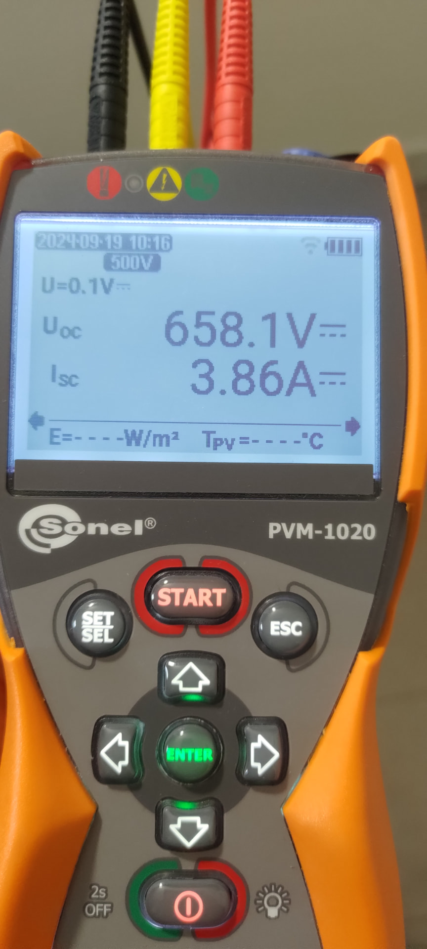 Měřicí přístroj Sonel PVM-1020 s naměřenými hodnotami napětí naprázdno 658,1 V a zkratového proudu 3,86 A
