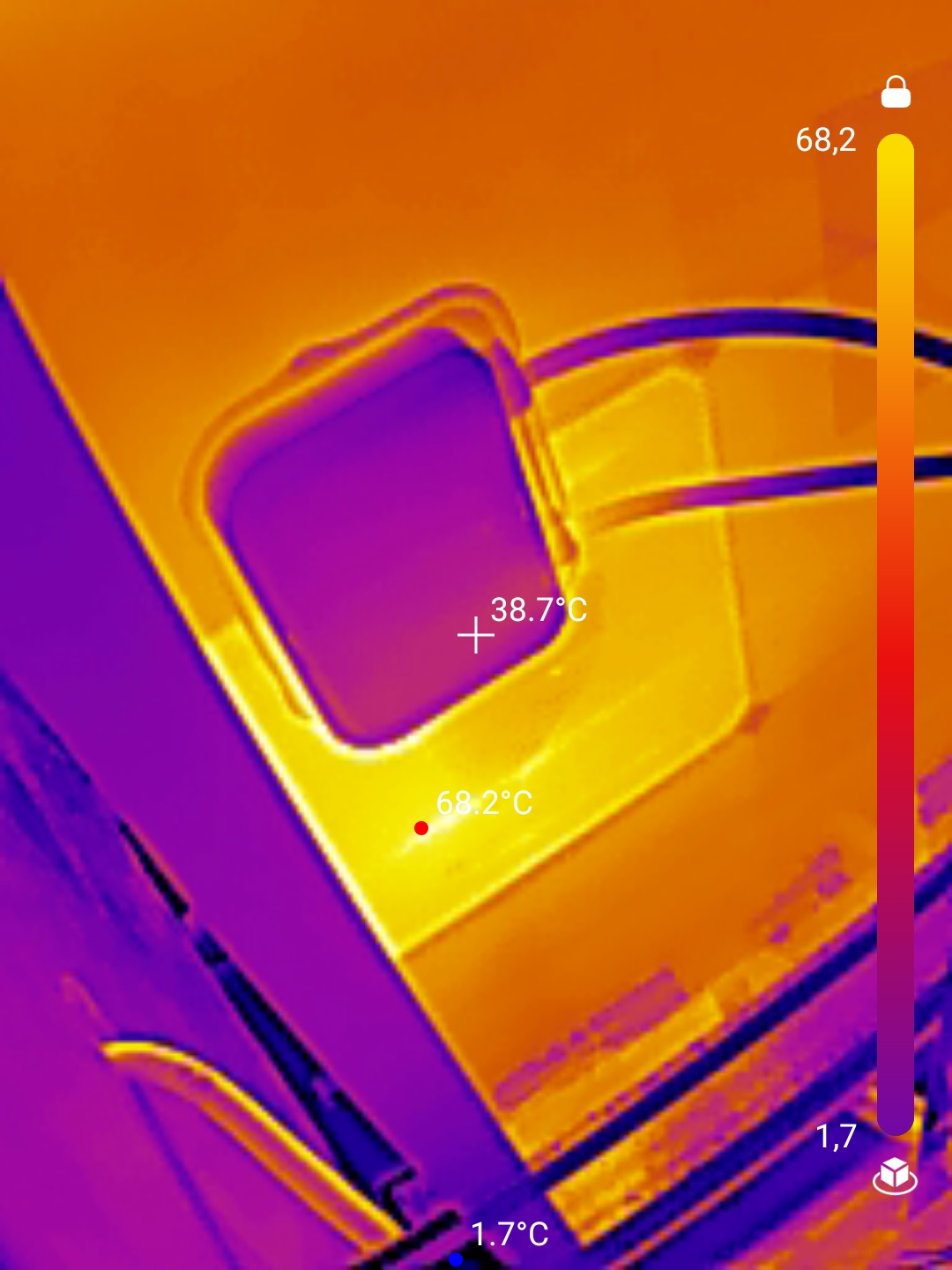 Termogram střídače fotovoltaiky s přehřátým spojem o teplotě 68,2 °C