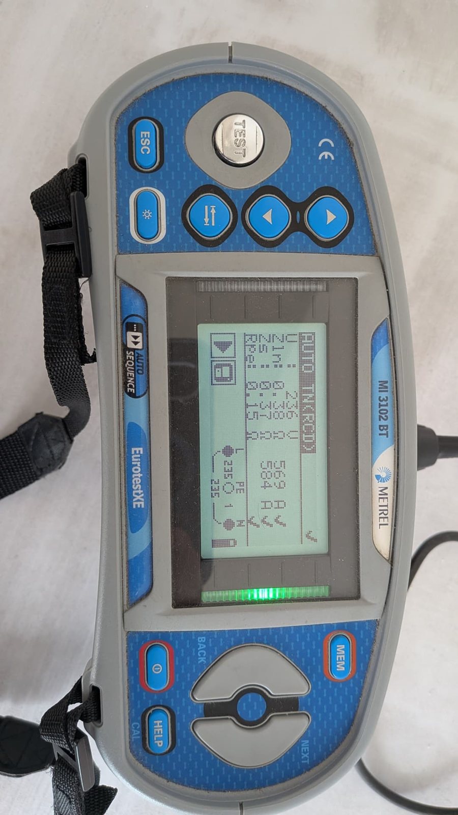 Revizní přístroj Metrel EurotestXE MI 3102 BT s výsledky měření na displeji