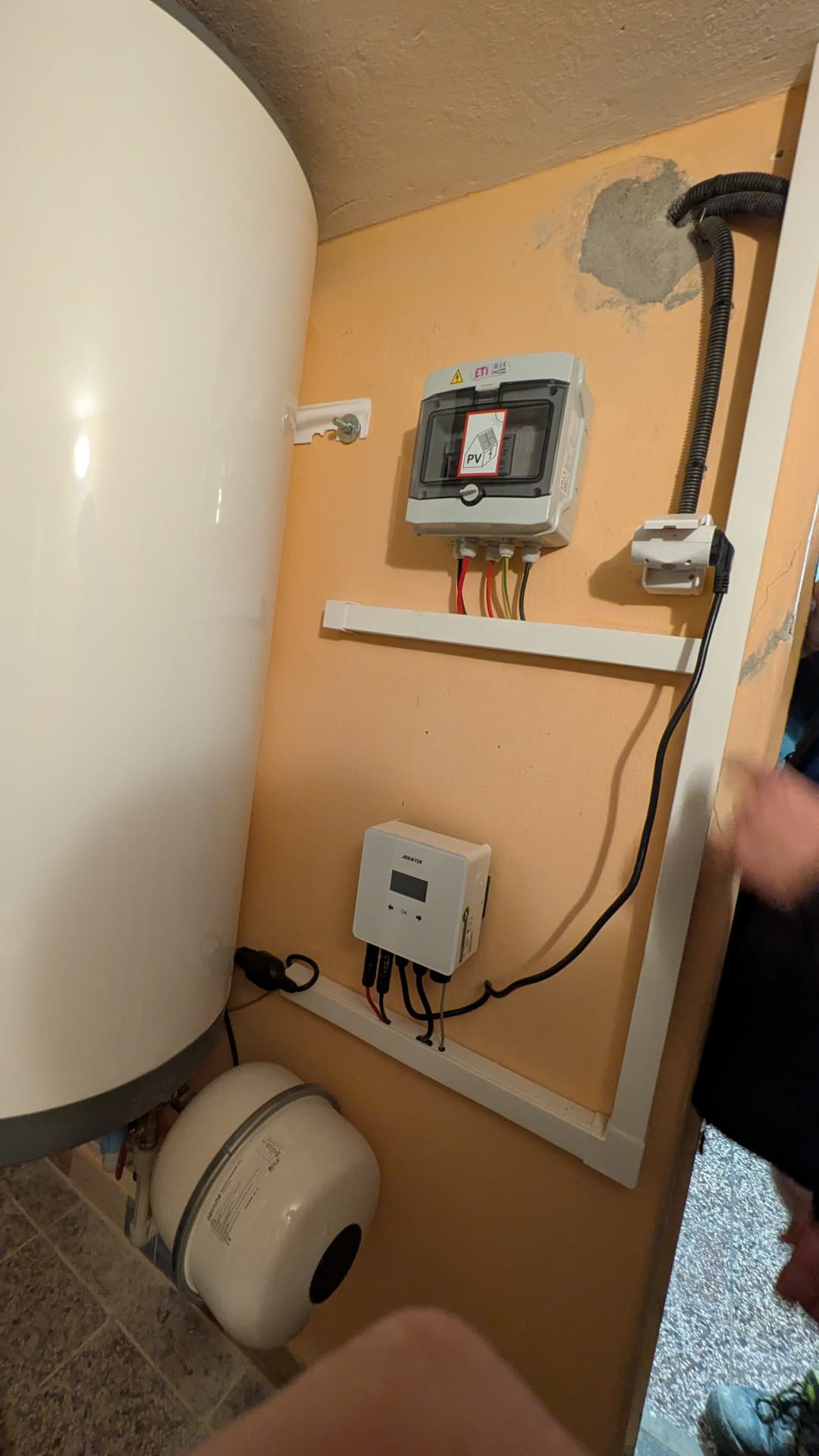 Svislý bojler s expanzní nádobou, regulátor ohřevu AVANTIK se solárními kabely MC4 a DC rozvaděč ETI označený PV