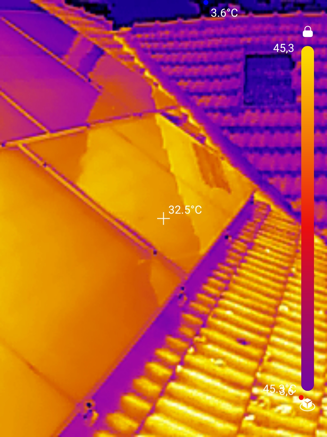 Termogram fotovoltaických panelů na taškové střeše s teplotou 32,5 °C na panelu
