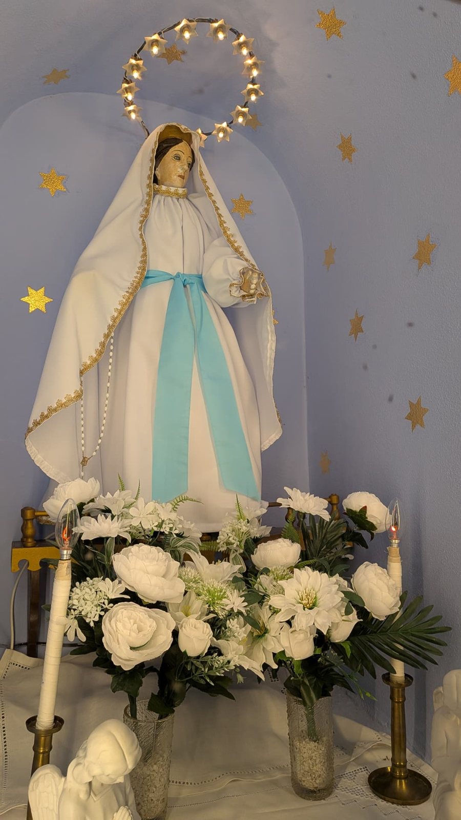 Socha Panny Marie s rozsvícenou LED svatozáří ve výklenku kapličky