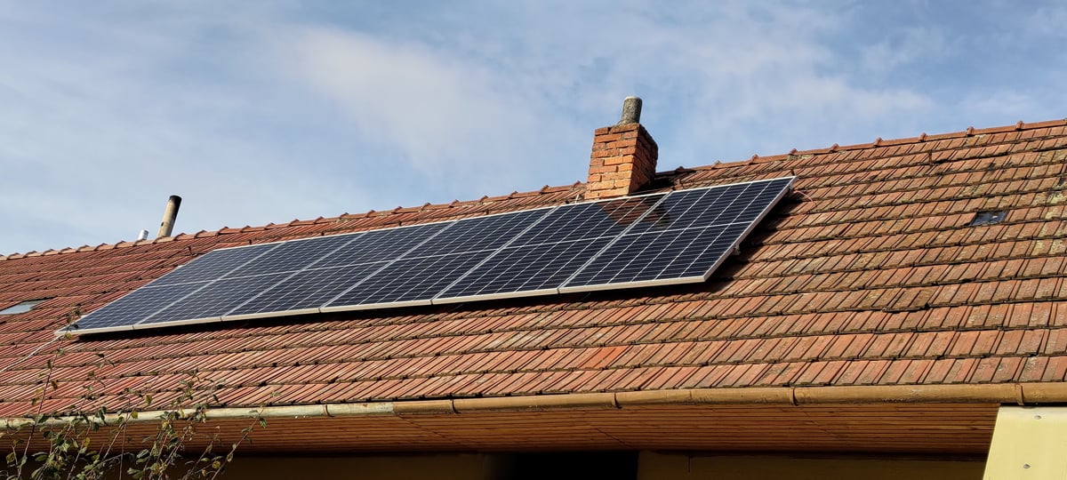 Fotovoltaické panely na taškové střeše rodinného domu