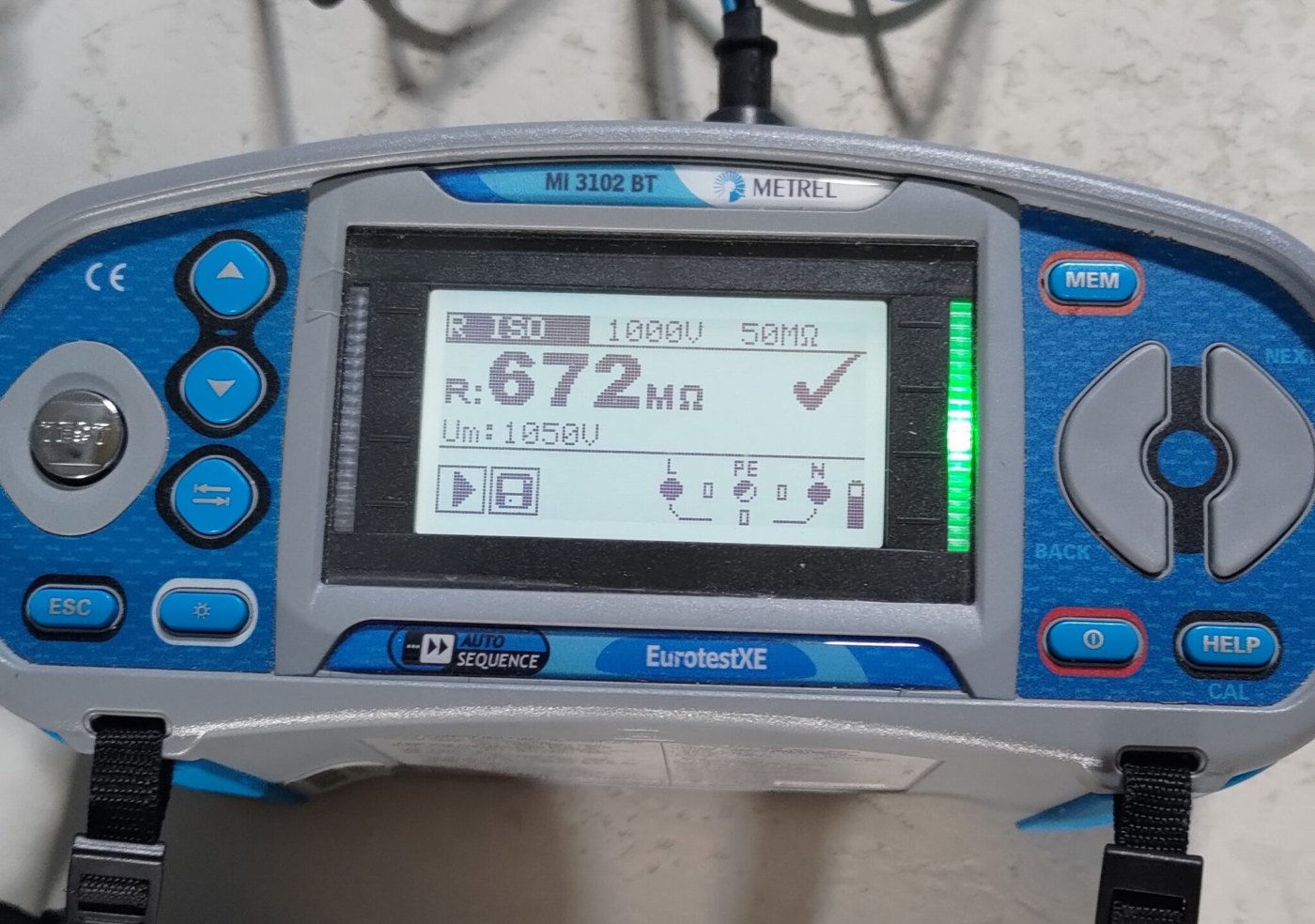 Revizní přístroj Metrel EurotestXE MI 3125 BT s výsledkem měření izolačního odporu