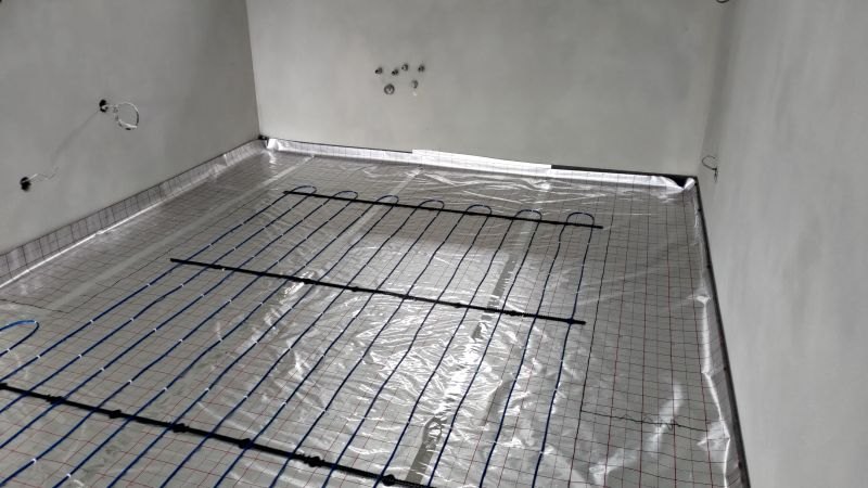 Rozvody podlahového vytápění na izolační fólii v hrubé stavbě