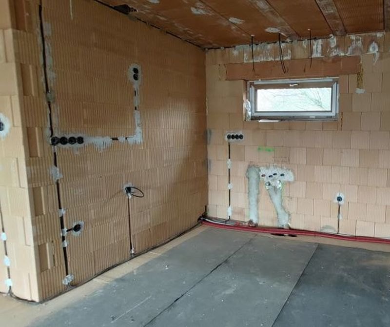 Hrubá stavba s připravenými elektrickými rozvody v chráničkách u stěn