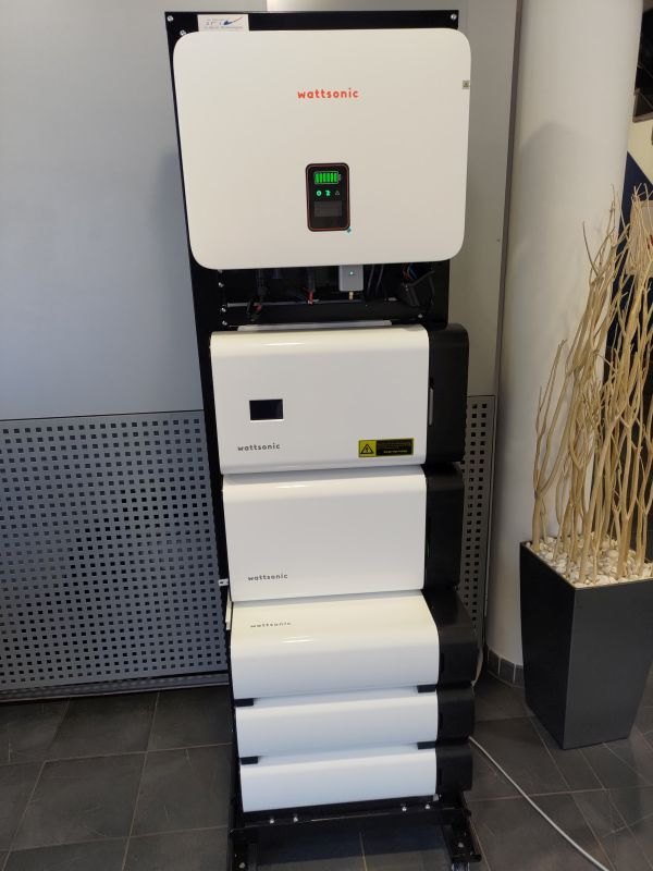 Střídač Wattsonic s bateriovými moduly nástěnně v interiéru
